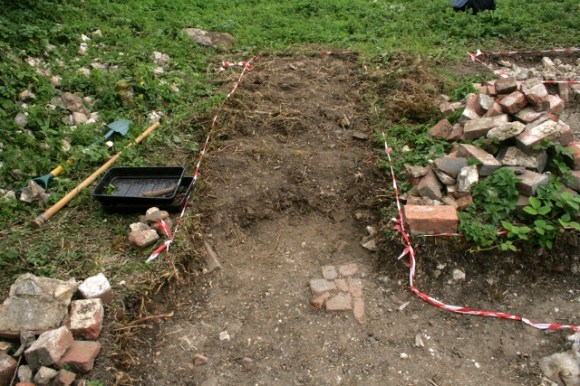 3x1m wide trench S of path from front garden gate