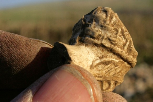 Decorated base of clay pipe bowl