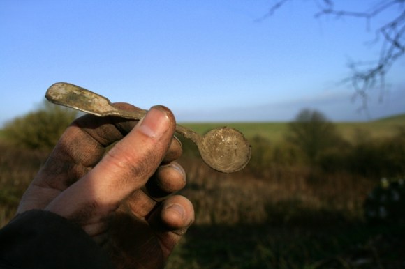Silver plated 'fiddle back' salt/sauce spoon