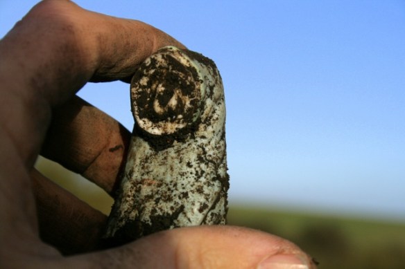 Inner face of shoulder? joint of ceramic arm? of figurine?