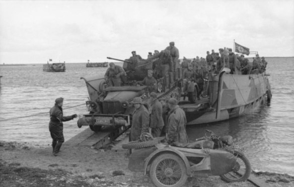 A Pionierlandungsboot (de). https://commons.wikimedia.org/wiki/File:Bundesarchiv_Bild_101II-MN-2781-19,_Russland,_Landungsboot_mit_Zugkraftwagen.jpg